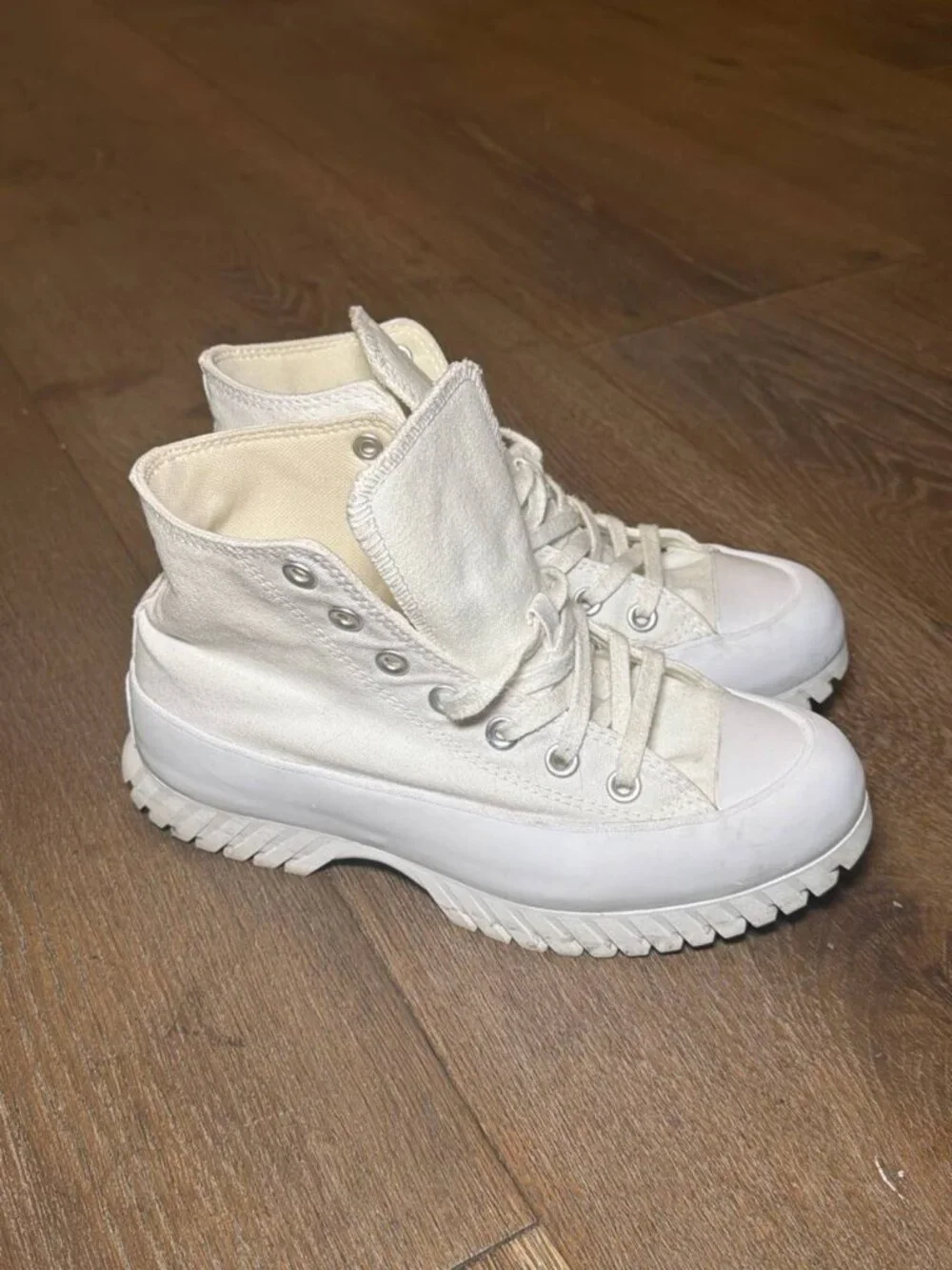 High-Top Sneakers Womens Size 7 - Barely Worn - Picture 7 of 8